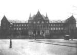 Das alte Gerichtsgebäude von 1888 - damals noch allein auf weiter Flur
